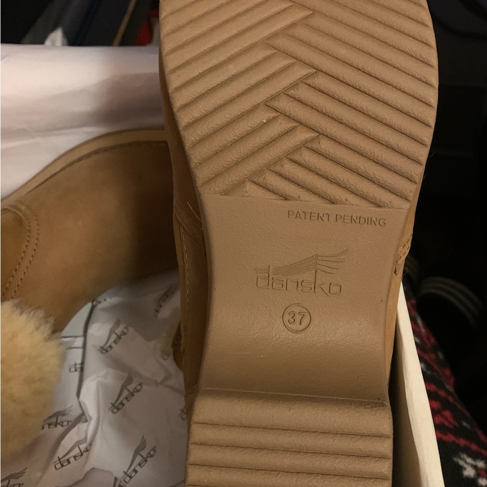 Dansko “Bettie” in Nubuck Honey, shearling linning. New in box - Picture 4 of 7